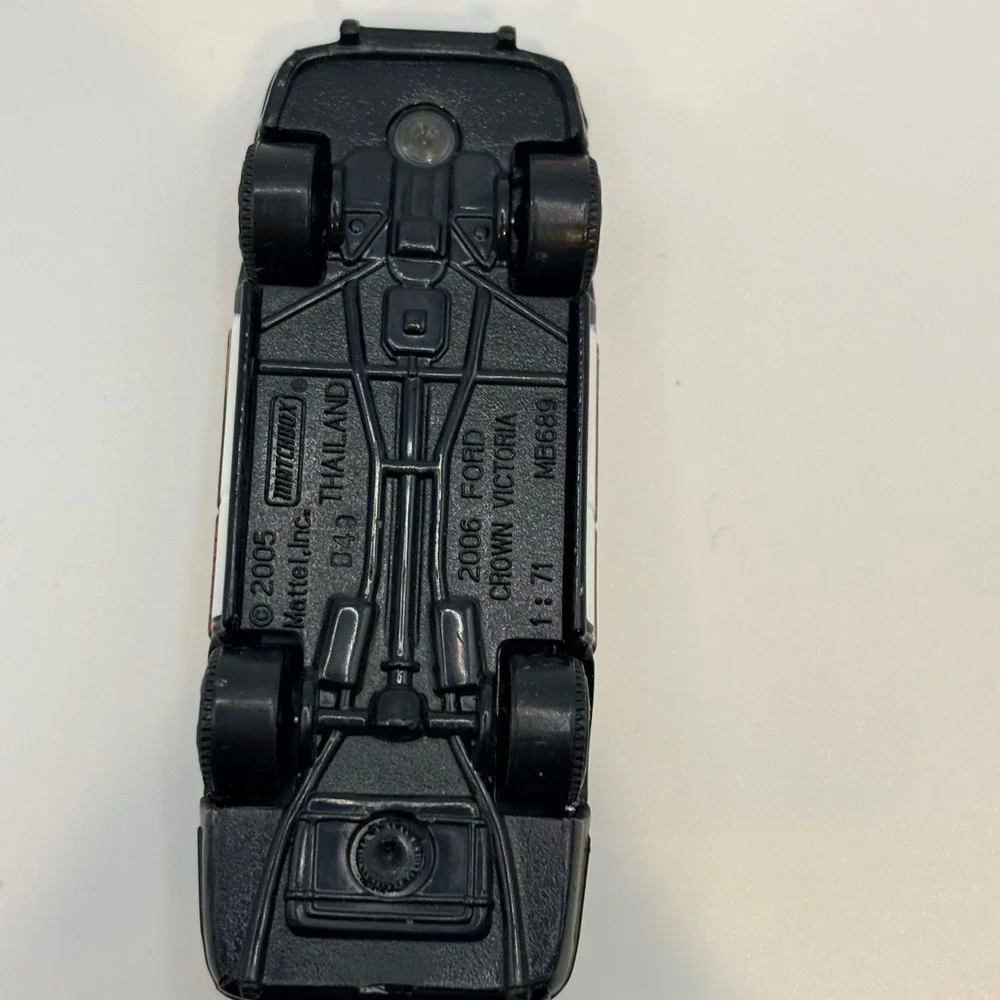 Matchbox 2006 Ford Crown Victoria Sheriff Police Car Black White MB689 1:71